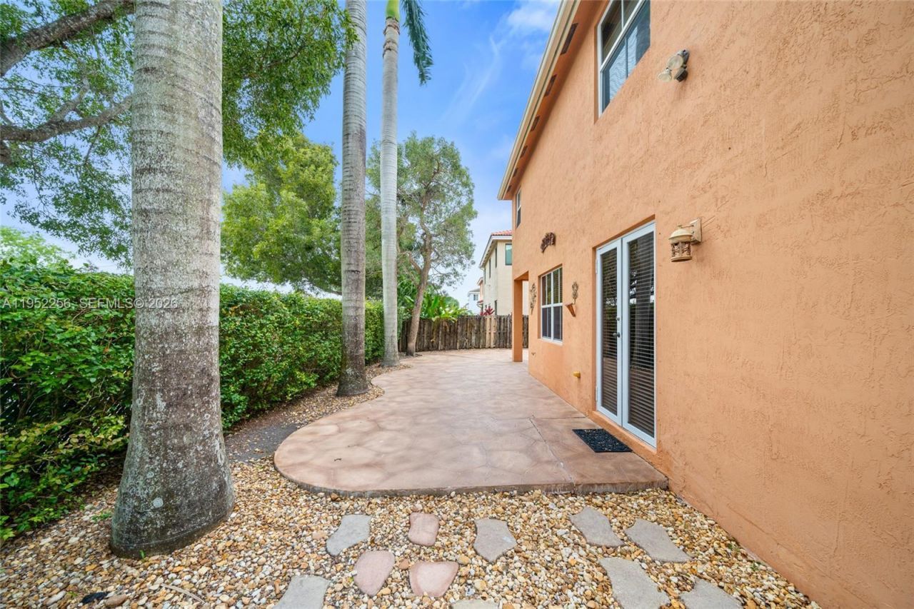 5902 SW 166th Ct, Miami, FL 33193 Photo