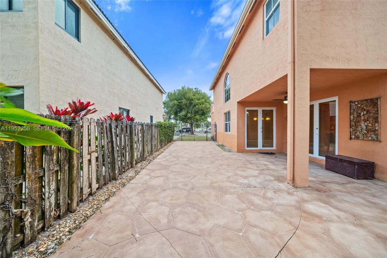 5902 SW 166th Ct, Miami, FL 33193 Photo