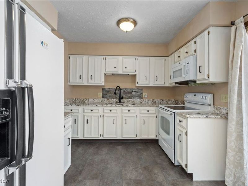 105 Northwood Hollow Court, Amherst, OH 44001 Photo 11