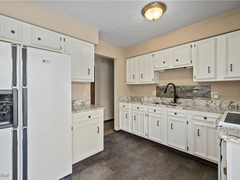 105 Northwood Hollow Court, Amherst, OH 44001 Photo 12