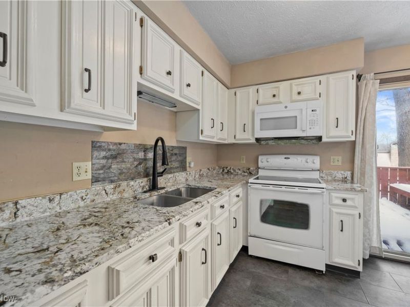 105 Northwood Hollow Court, Amherst, OH 44001 Photo 13