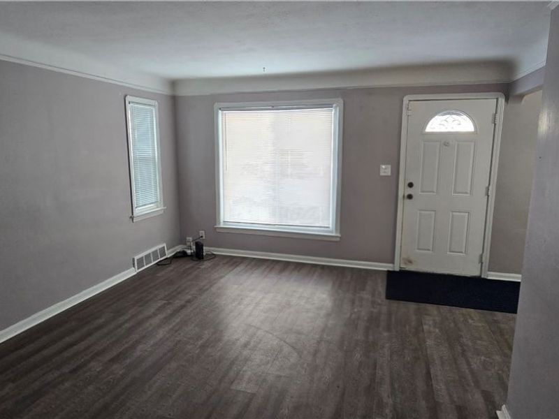 5619 Snow Road, Cleveland, OH 44129 Photo 2