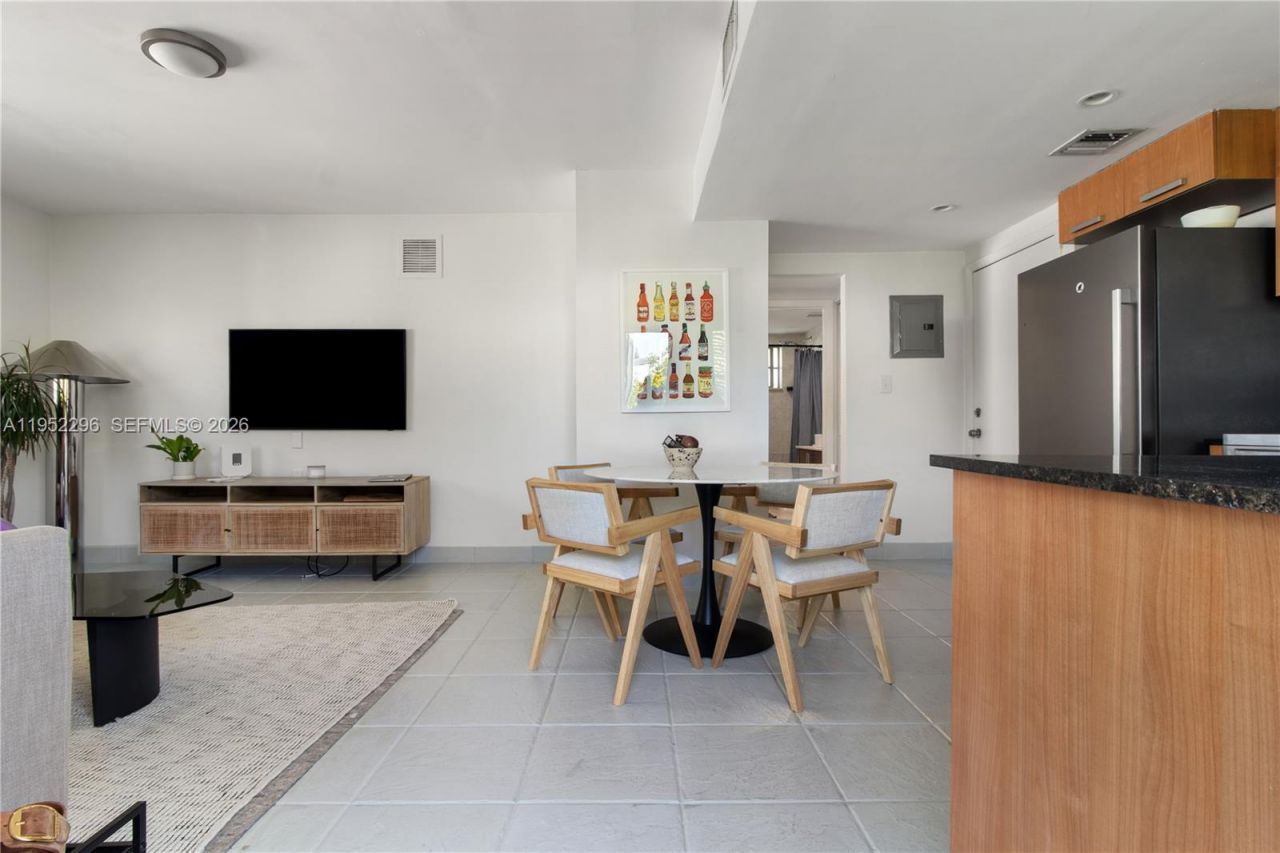 1050 7th St, Unit 1050-3, Miami Beach, FL 33139 Photo