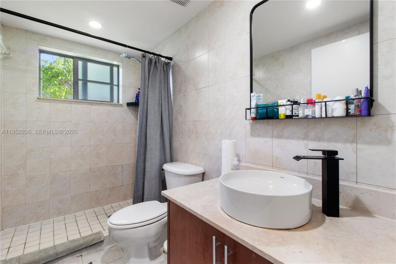 1050 7th St, Unit 1050-3, Miami Beach, FL 33139 Photo