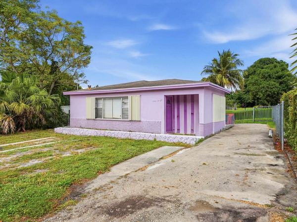 2043 NW 8TH Street , Other Florida, FL 33069