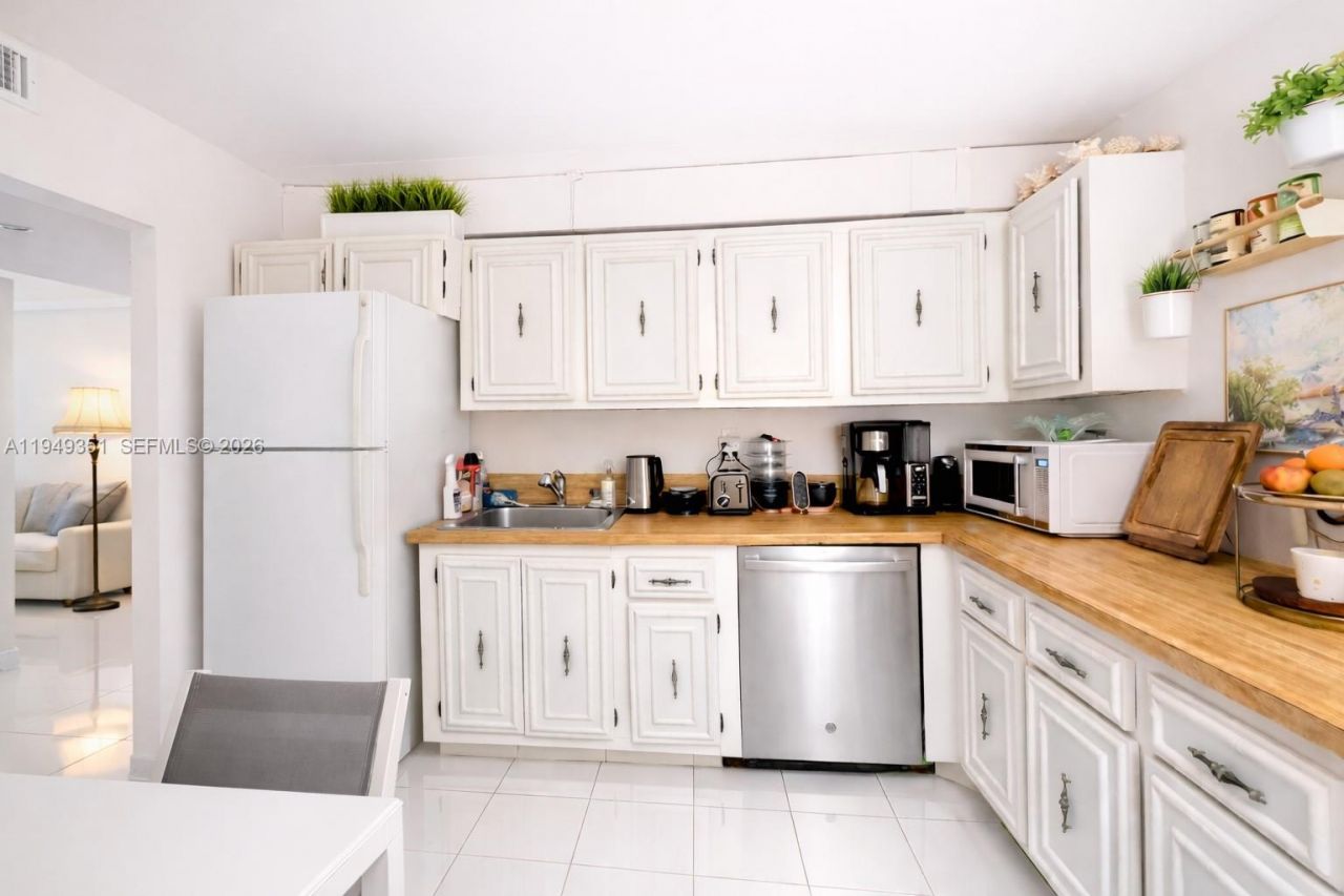 800 Parkview Dr, Unit 928, Hallandale Beach, FL 33009 Photo