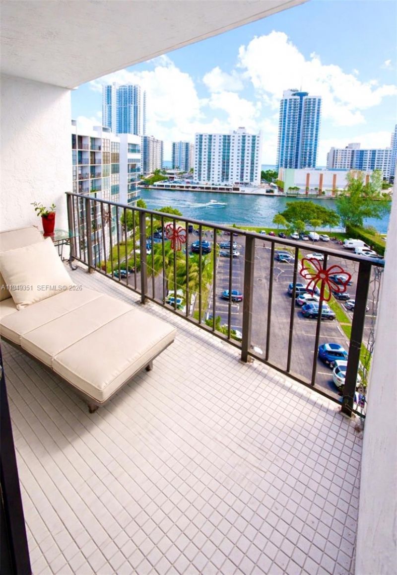 800 Parkview Dr, Unit 928, Hallandale Beach, FL 33009 Photo