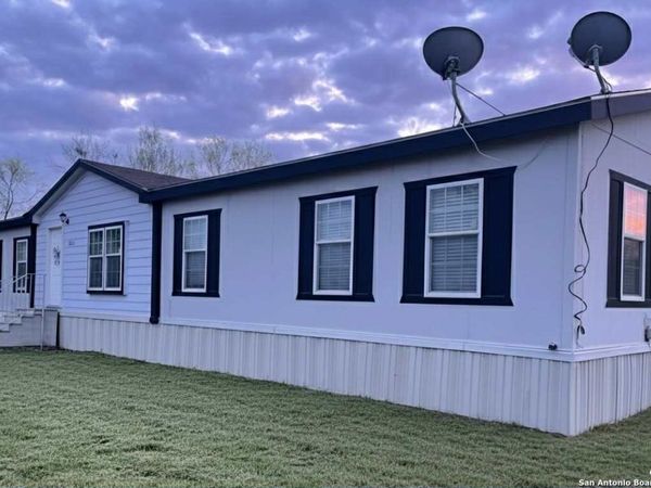 202 10th, Christine, TX 78012