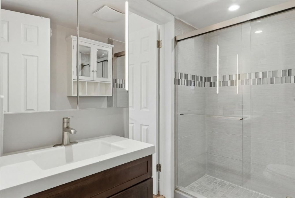 2936 Lake Shore Drive, Unit 204, Riviera Beach, FL 33404 Photo