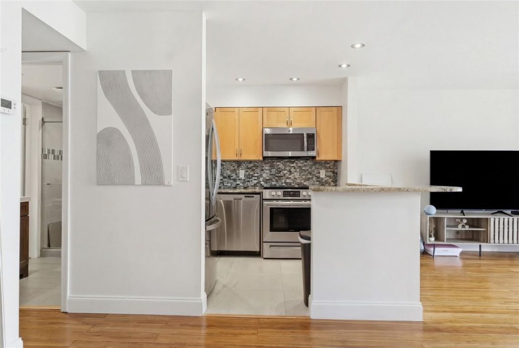 2936 Lake Shore Drive, Unit 204, Riviera Beach, FL 33404 Photo