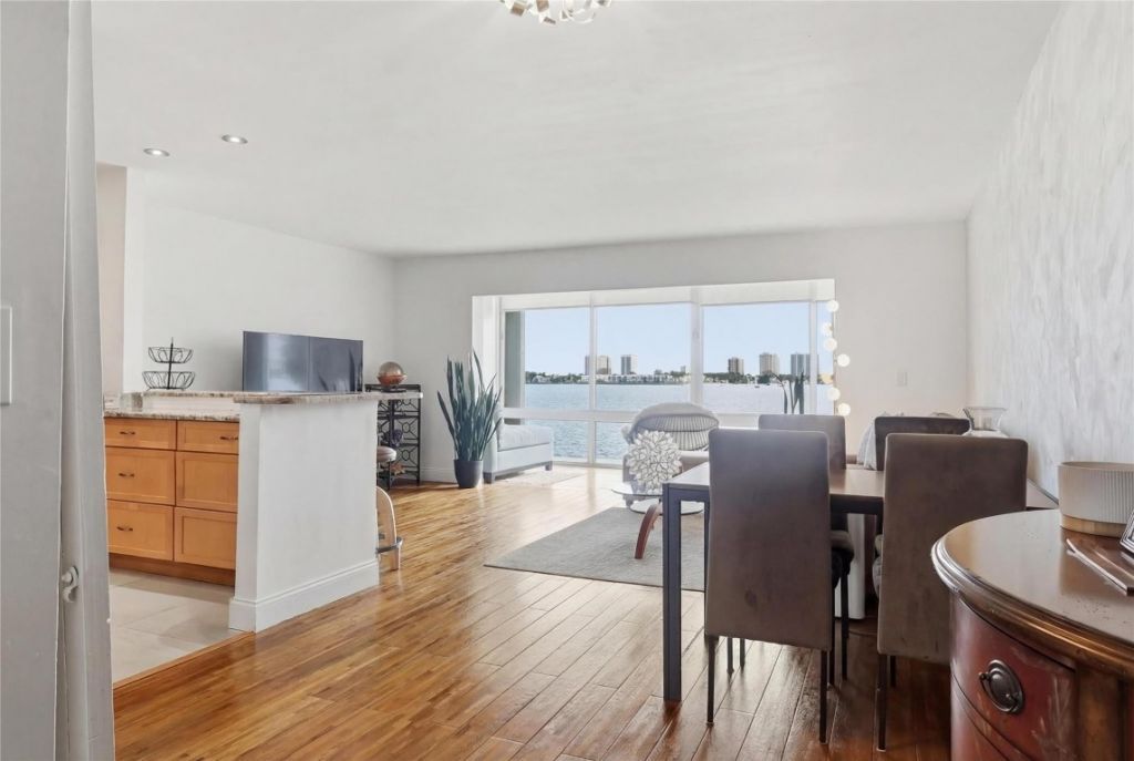 2936 Lake Shore Drive, Unit 204, Riviera Beach, FL 33404 Photo