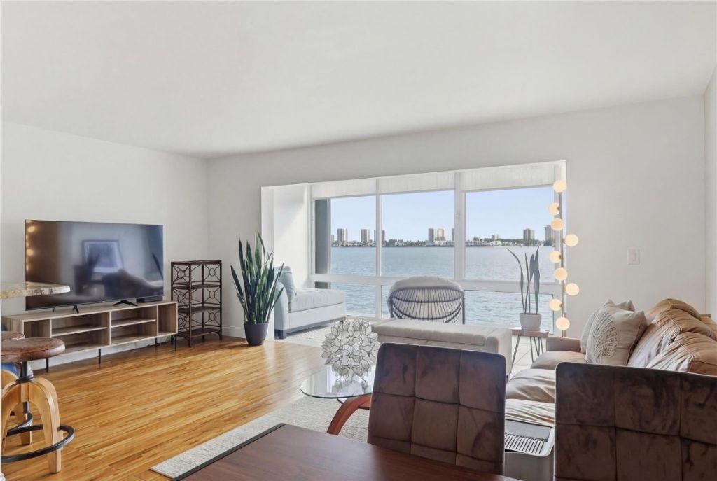 2936 Lake Shore Drive, Unit 204, Riviera Beach, FL 33404 Photo