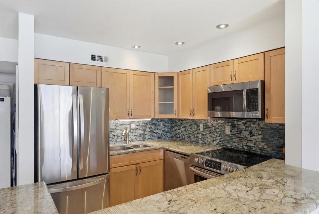 2936 Lake Shore Drive, Unit 204, Riviera Beach, FL 33404 Photo