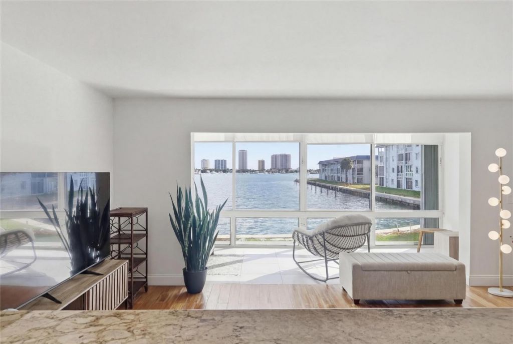 2936 Lake Shore Drive, Unit 204, Riviera Beach, FL 33404 Photo