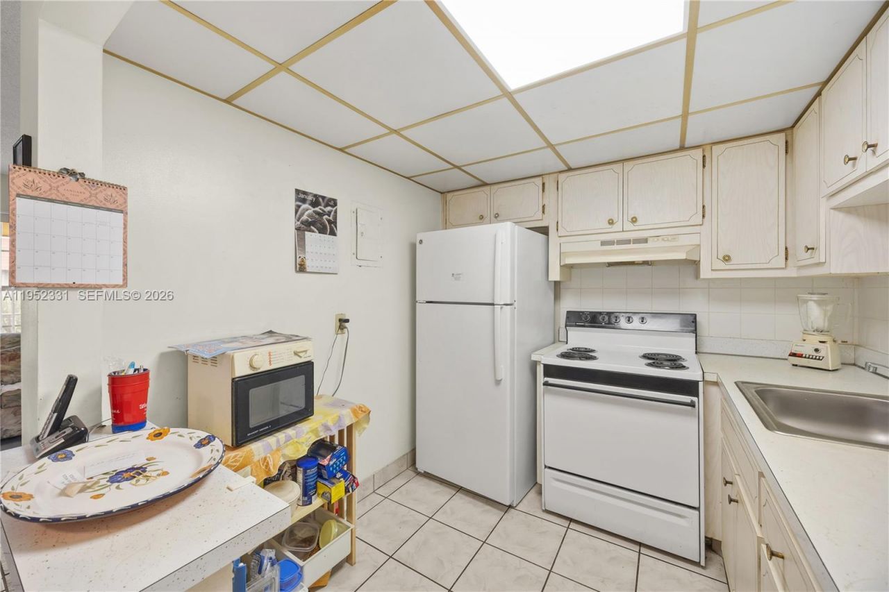 3071 NW 47th Ter, Unit 323, Lauderdale Lakes, FL 33313 Photo