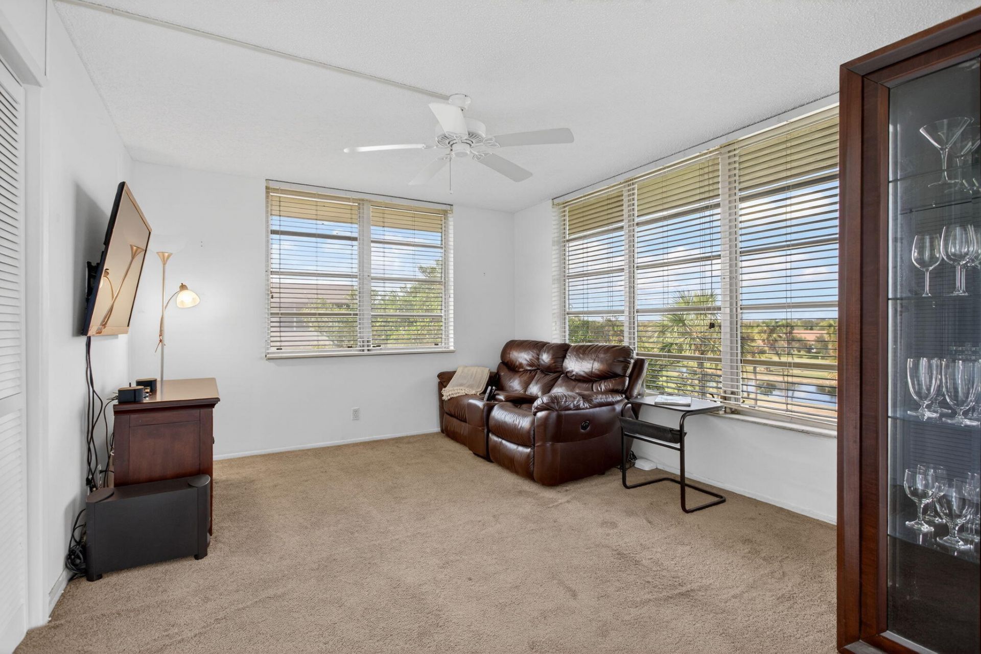 3960 Oaks Clubhouse Drive, Unit 512, Pompano Beach, FL 33069 Photo