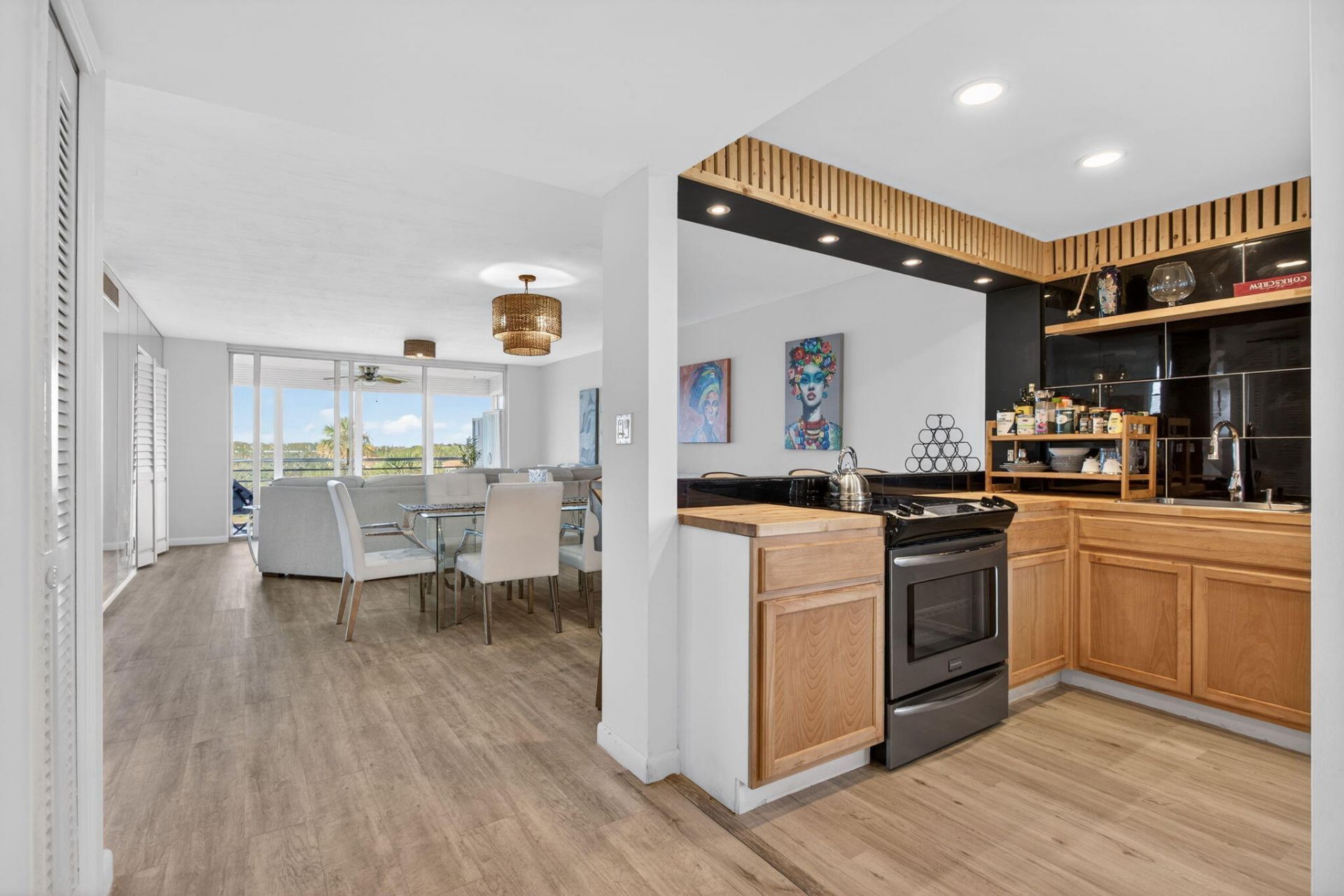 3960 Oaks Clubhouse Drive, Unit 512, Pompano Beach, FL 33069 Photo