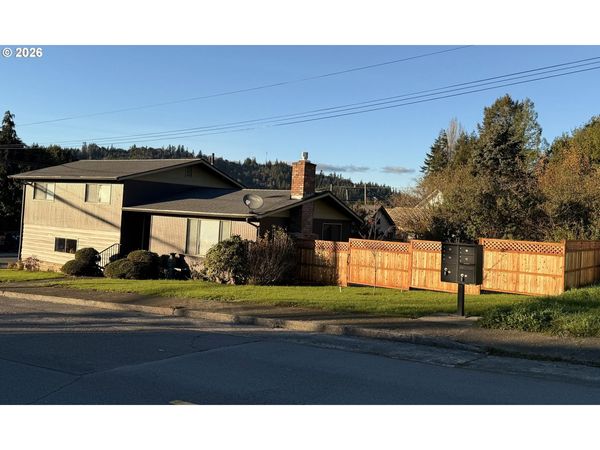1005 Maple ST, Myrtle Point, OR 97458