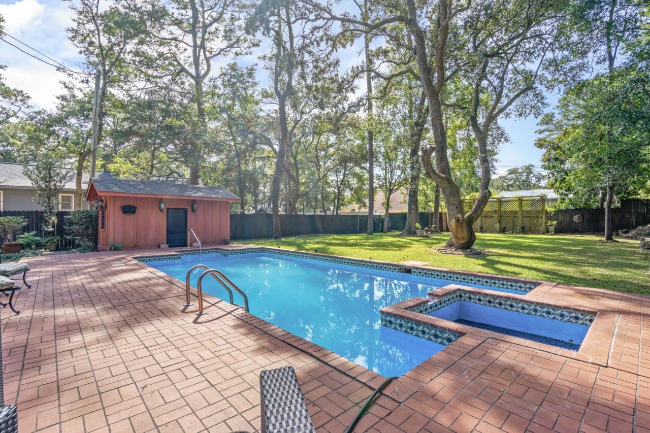 209 82nd Ave. N Photo 6