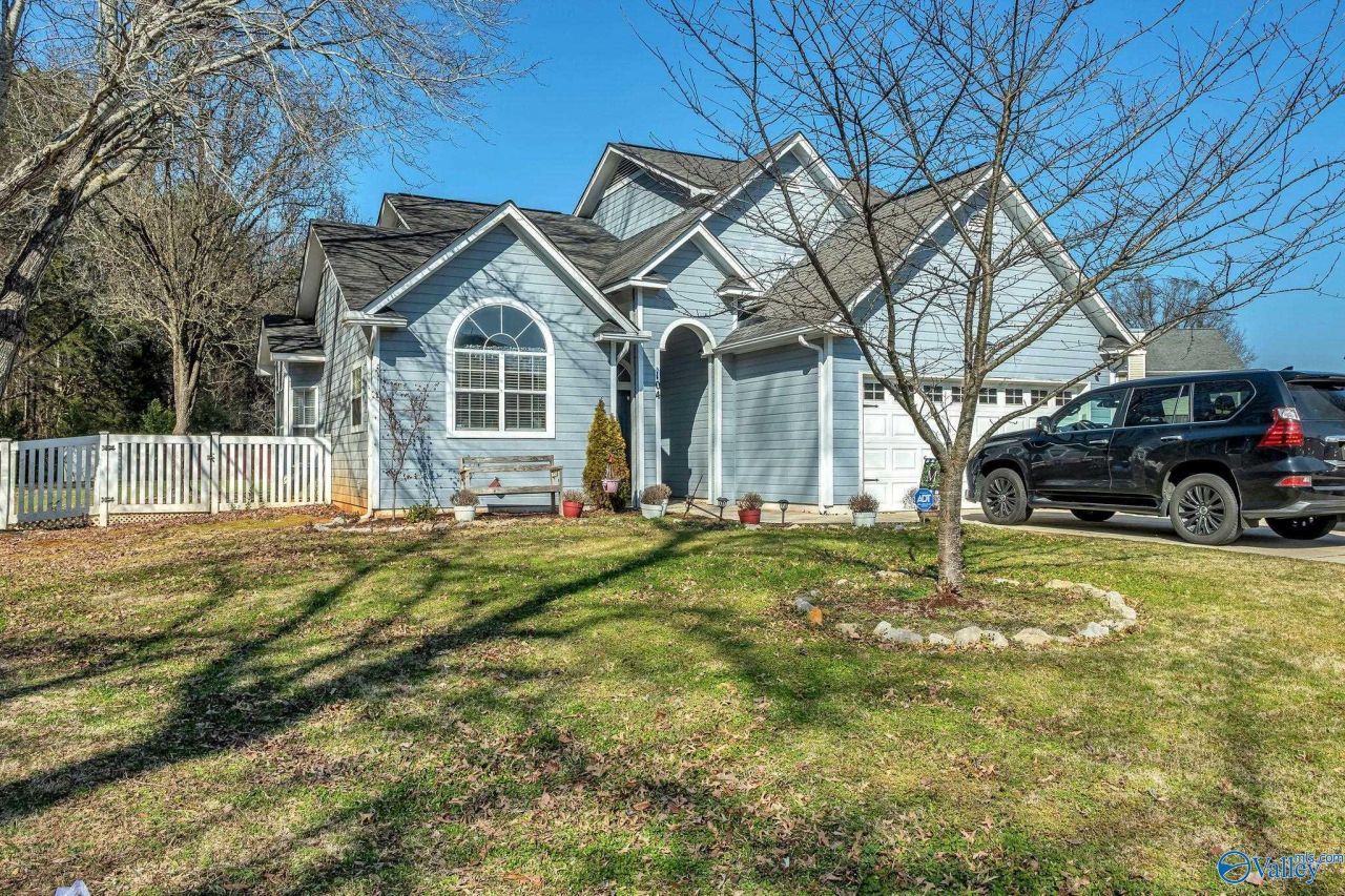 104 Kestrel Court Sw, Huntsville, AL 35824 Main Photo