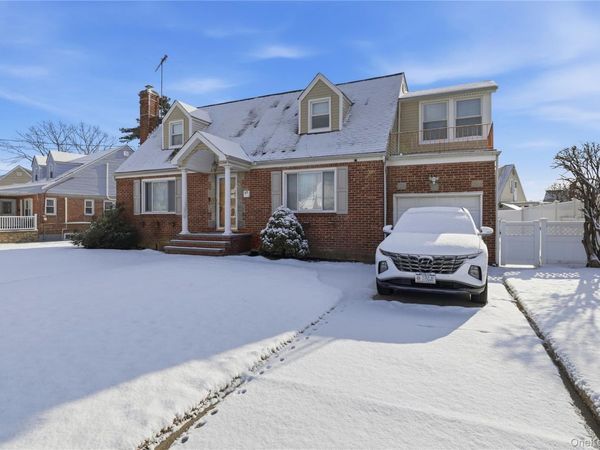 17 Standish Road, Valley Stream, NY 11580