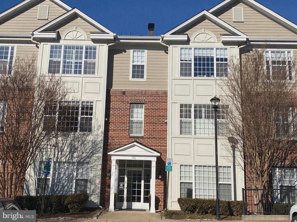 701 Cobblestone Boulevard, Unit 108, Fredericksburg, VA 22401 Main Photo