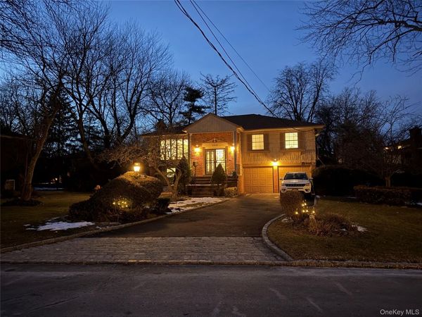 112 Crescent Drive, Searingtown, NY 11507