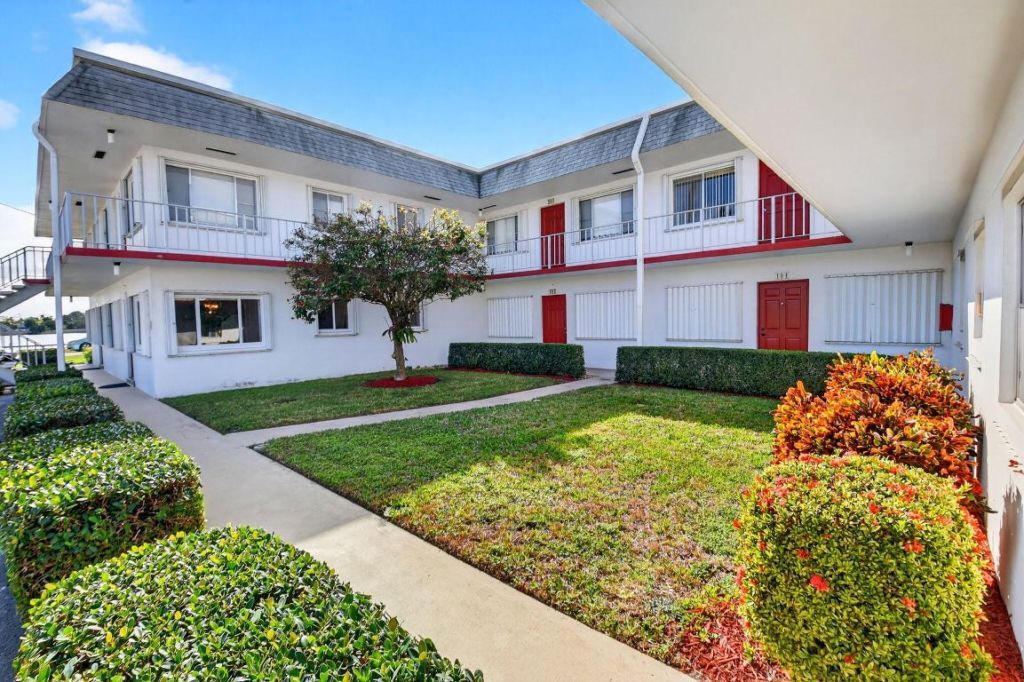 3320 Lake Osborne Drive, Unit 102, Lake Worth Beach, FL 33461 Photo