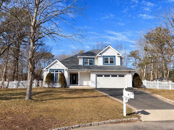 10 Silver Court, Ridge, NY 11961