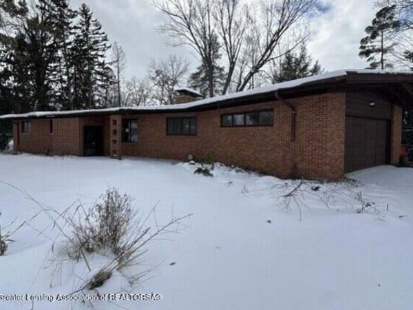 3215 S Cambridge Road, Lansing, MI 48911