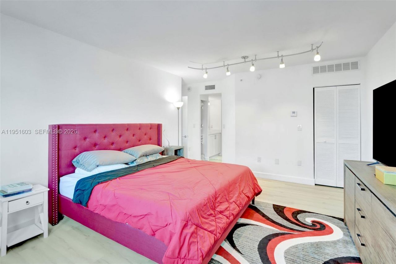 7501 E Treasure Dr, Unit 9EF, North Bay Village, FL 33141 Photo