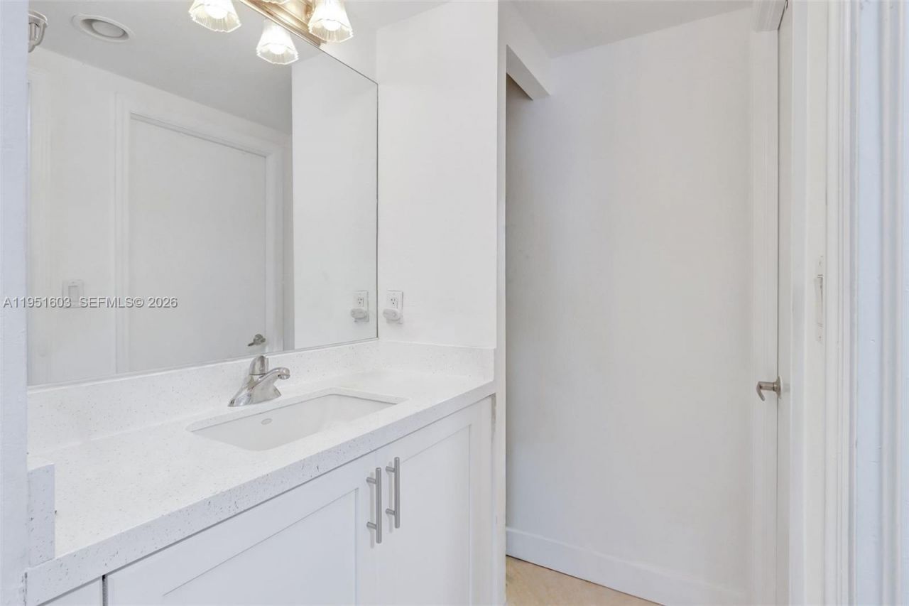 7501 E Treasure Dr, Unit 9EF, North Bay Village, FL 33141 Photo