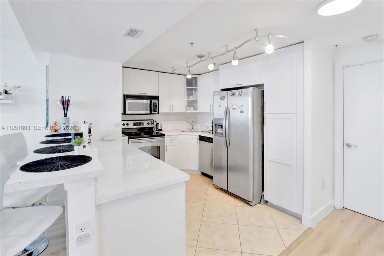 7501 E Treasure Dr, Unit 9EF, North Bay Village, FL 33141 Photo