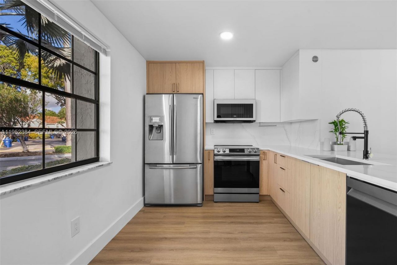 3545 Magellan Cir, Unit 351-5, Aventura, FL 33180 Photo