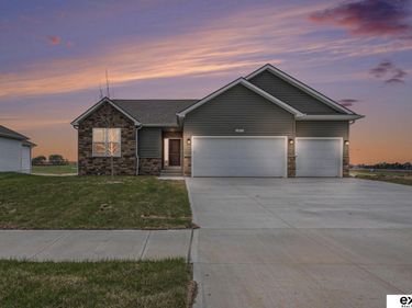 6851 Stony Point Drive, Papillion, NE 68133