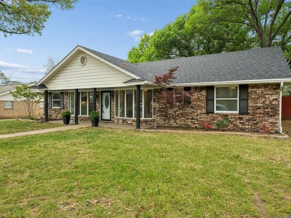 17 Lincolnshire Circle, Bedford, TX 76021