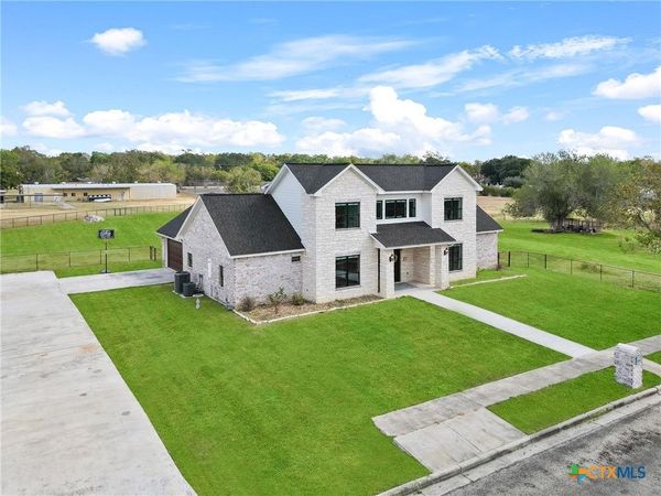 1205 N Avenue G , Shiner, TX 77984