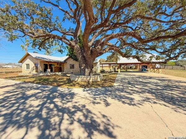 2828 2nd St, Pleasanton, TX 78064