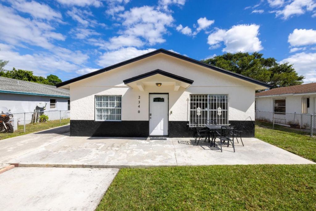 2340 R J Hendley Avenue, Riviera Beach, FL 33404 Photo
