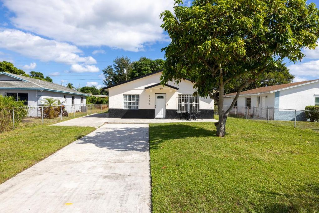 2340 R J Hendley Avenue, Riviera Beach, FL 33404 Photo