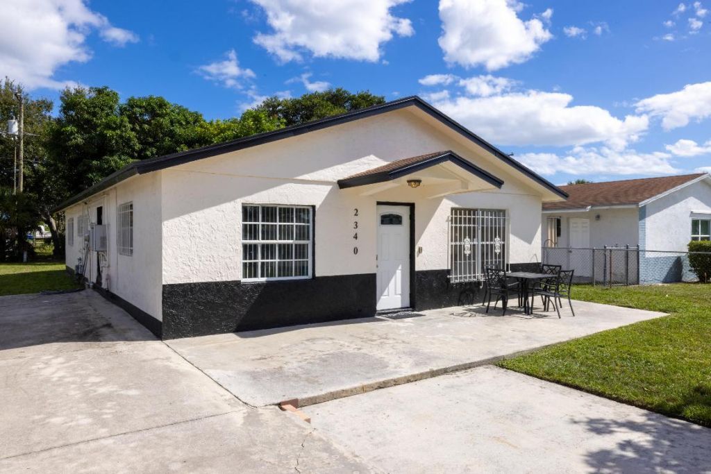 2340 R J Hendley Avenue, Riviera Beach, FL 33404 Photo