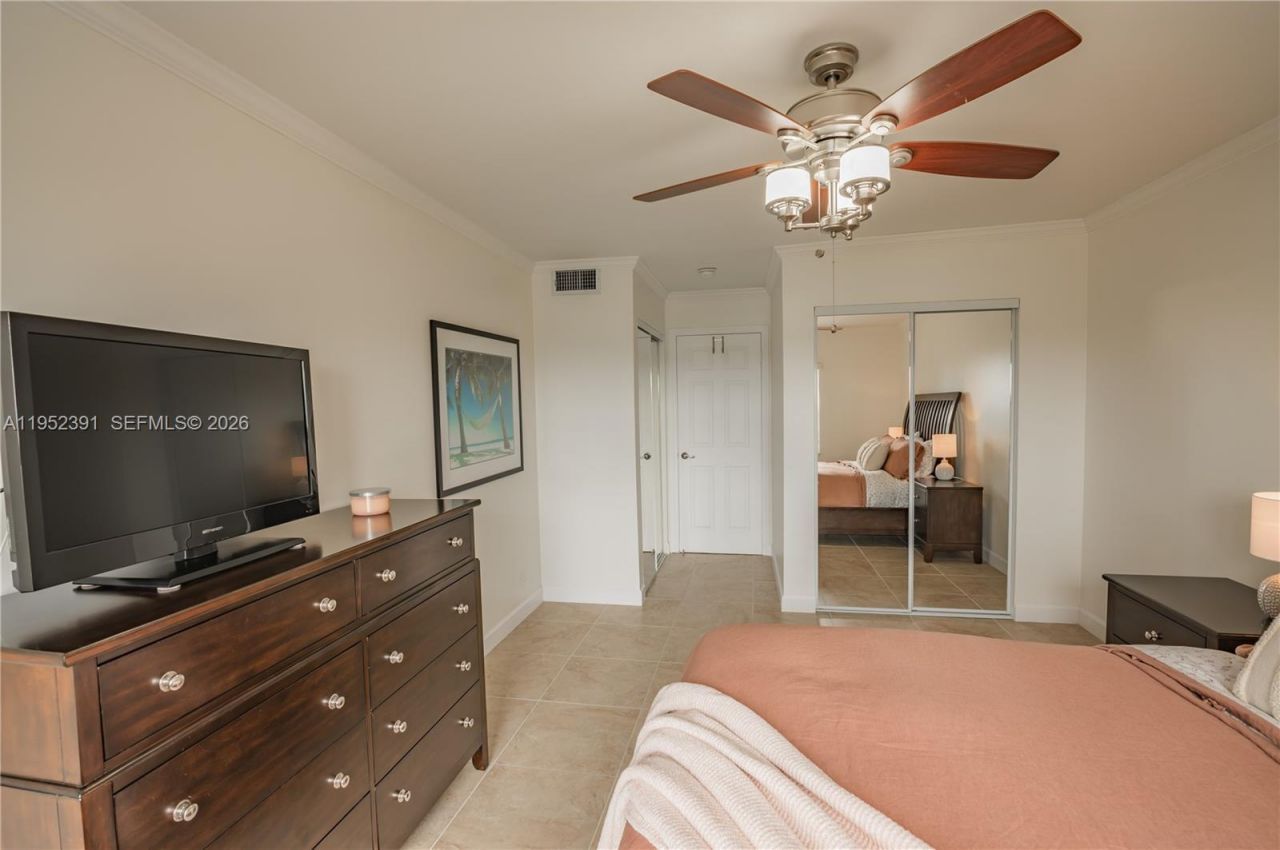 200 Diplomat Pkwy, Unit 519, Hallandale Beach, FL 33009 Photo