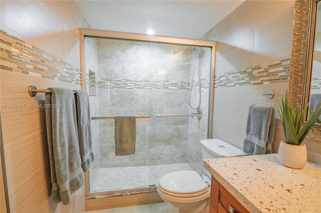 200 Diplomat Pkwy, Unit 519, Hallandale Beach, FL 33009 Photo