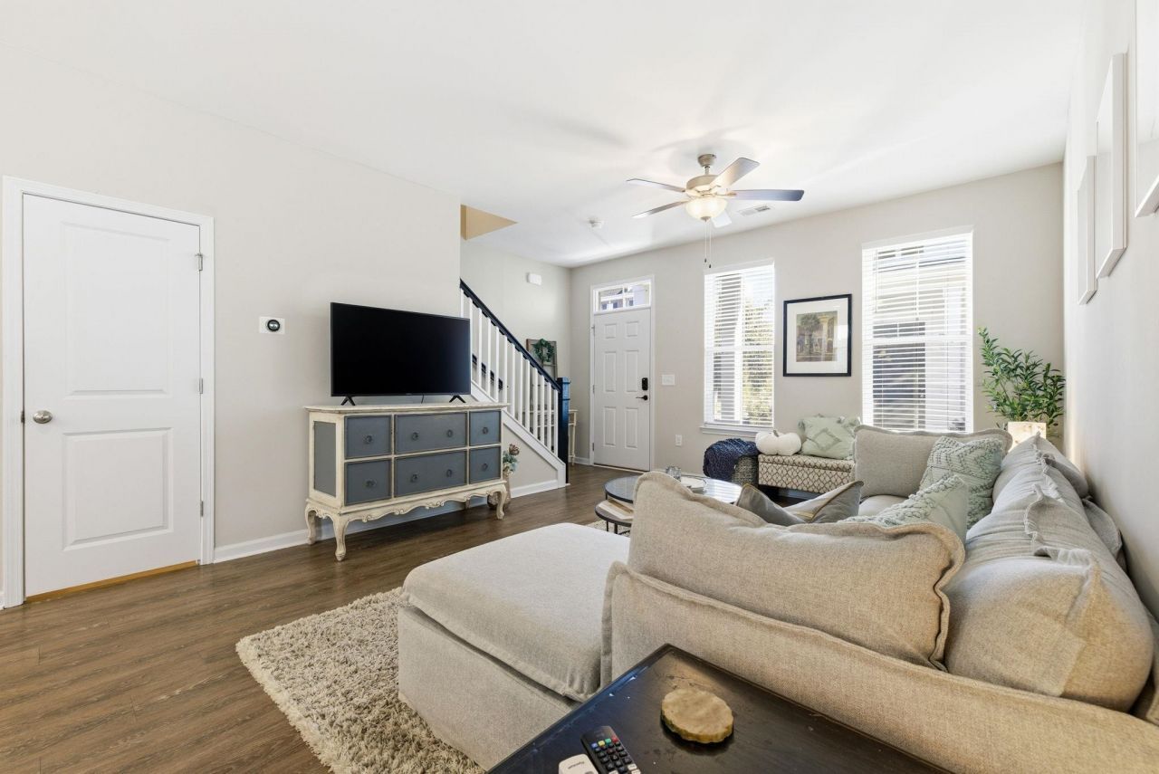 3557 Bristol Ln. Photo 5