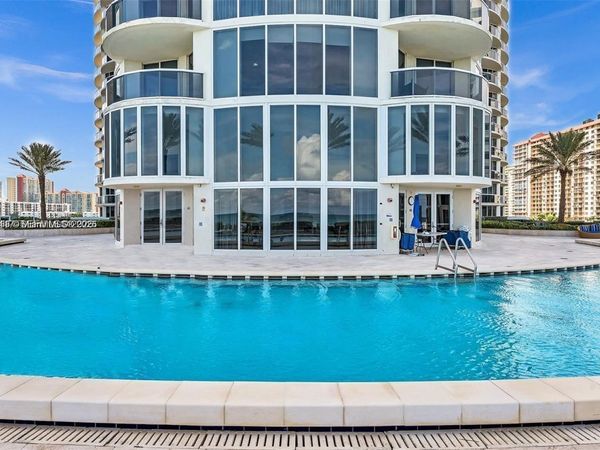 17201 Collins Ave+DEN, Unit 1403, Sunny Isles Beach, FL 33160
