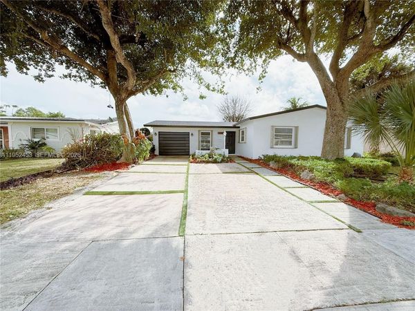 6360 SW 9th Pl, North Lauderdale, FL 33068