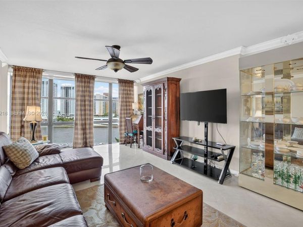 1000 Parkview Dr, Unit 806, Hallandale Beach, FL 33009