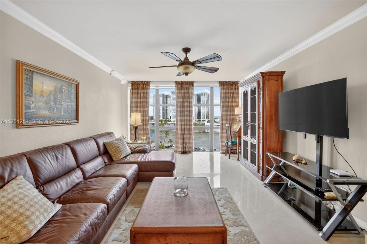 1000 Parkview Dr, Unit 806, Hallandale Beach, FL 33009 Photo