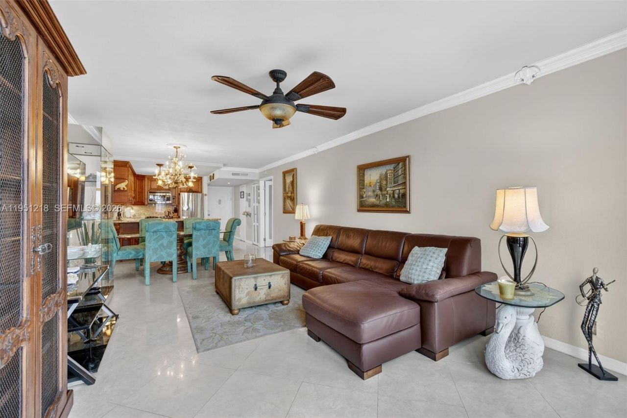 1000 Parkview Dr, Unit 806, Hallandale Beach, FL 33009 Photo