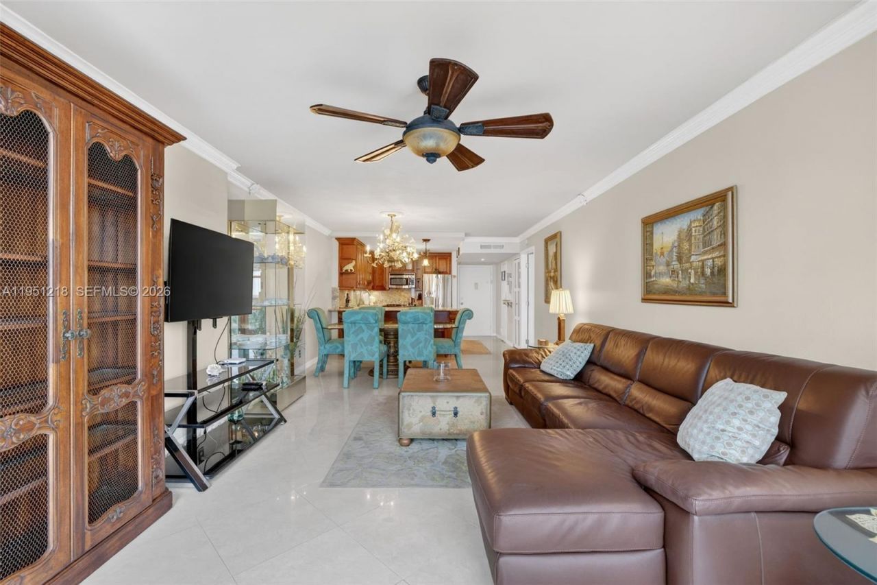 1000 Parkview Dr, Unit 806, Hallandale Beach, FL 33009 Photo